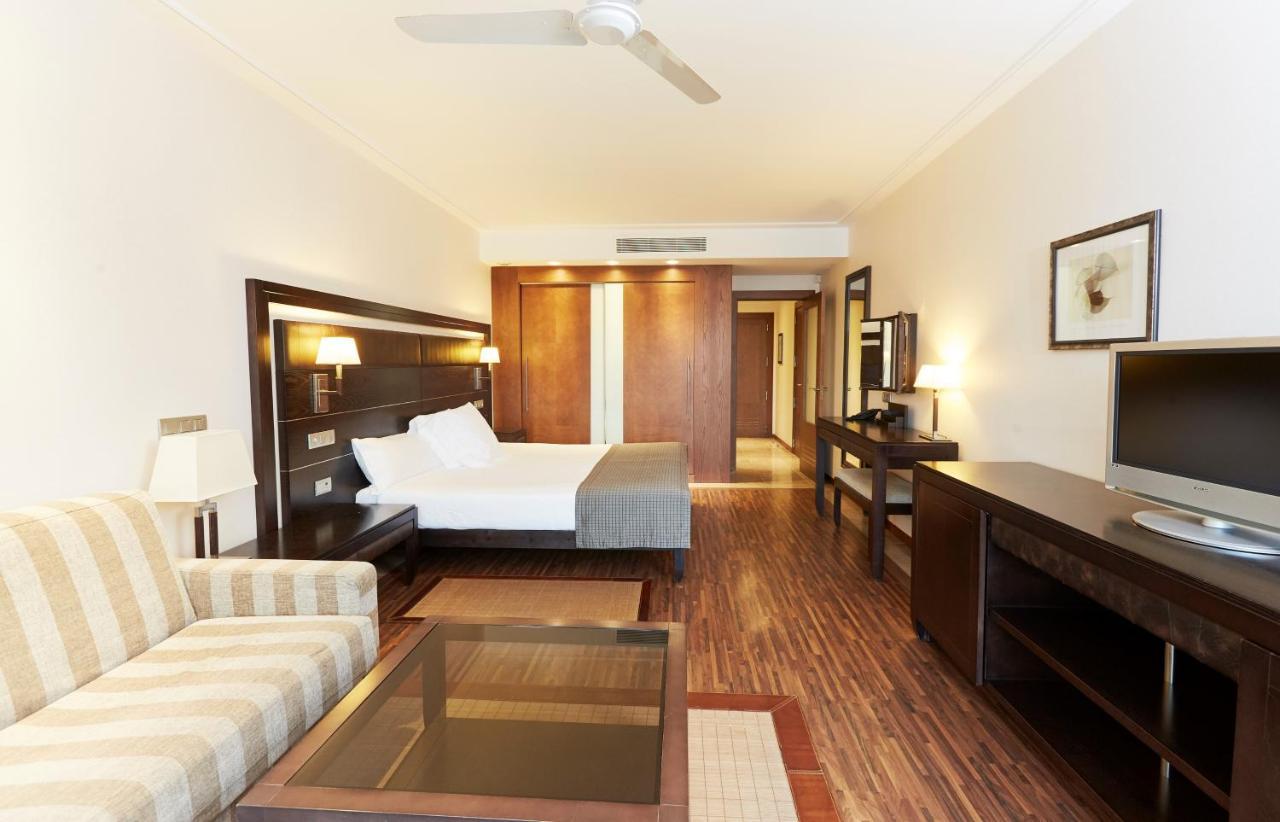 Insotel Fenicia Prestige Suites & Spa Santa Eularia des Riu Esterno foto