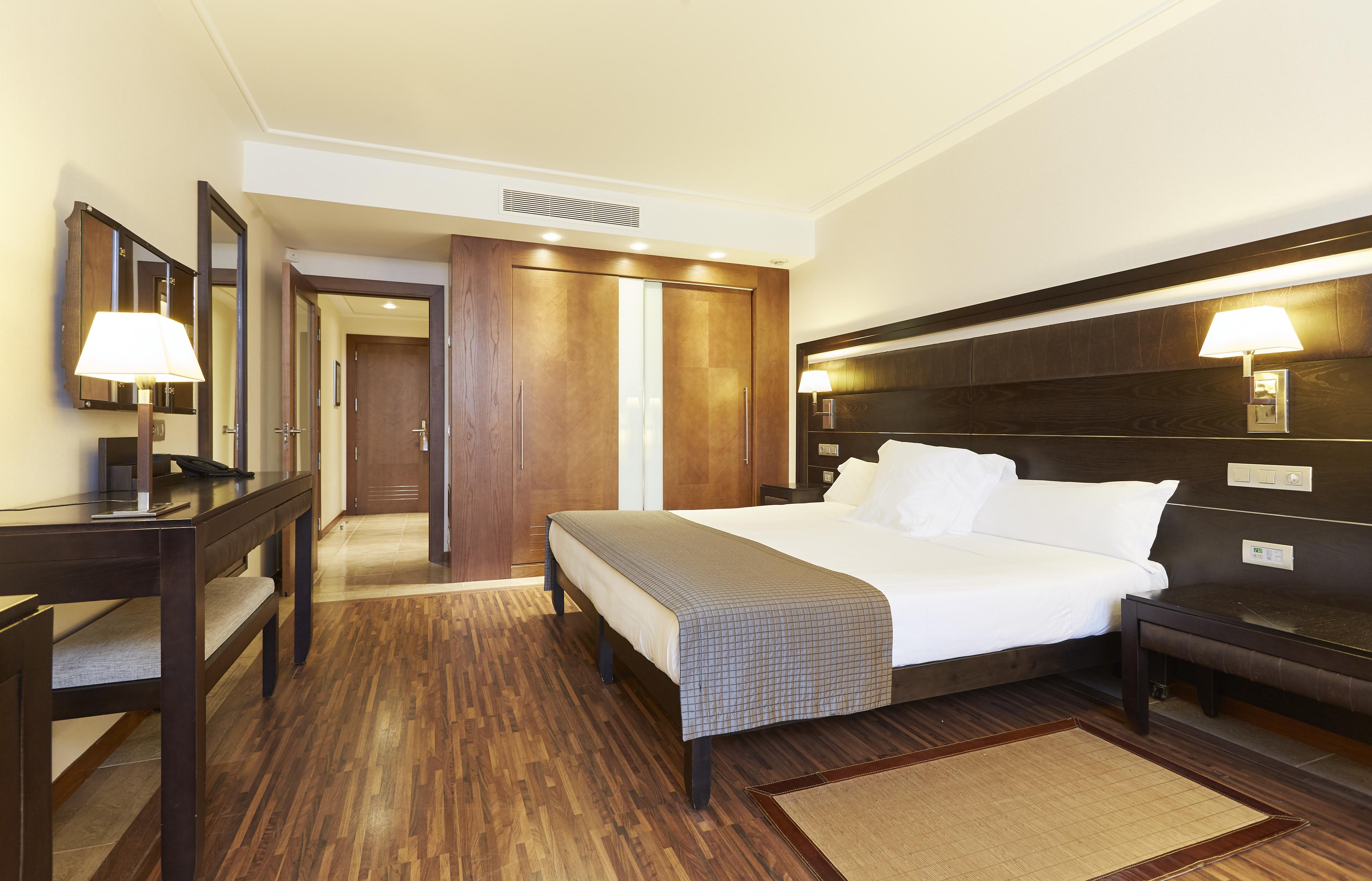Insotel Fenicia Prestige Suites & Spa Santa Eularia des Riu Esterno foto